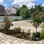 Bed & Breakfast La Des Roses D'hotes Piscine Chauffee
