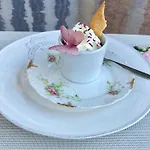 La Des Roses D'hotes Piscine Chauffee Bed & Breakfast