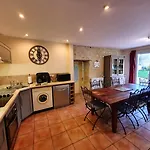 La Des Roses D'hotes Piscine Chauffee Bed & Breakfast