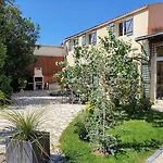 La Des Roses D'hotes Piscine Chauffee Bed & Breakfast