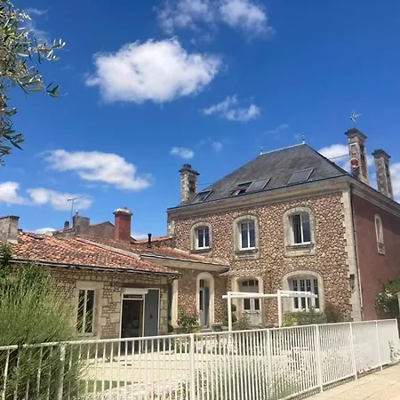 Casa vacanze La Villa des Roses Gîte Chambres d'hôtes Piscine chauffée Luçon