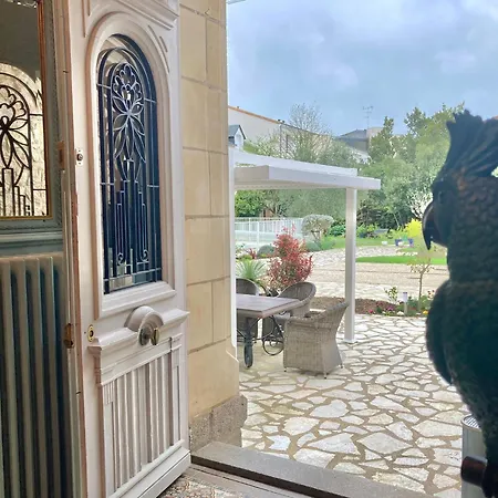 La Villa des Roses Gîte Chambres d'hôtes Piscine chauffée Alojamento de Acomodação e Pequeno-almoço 4*