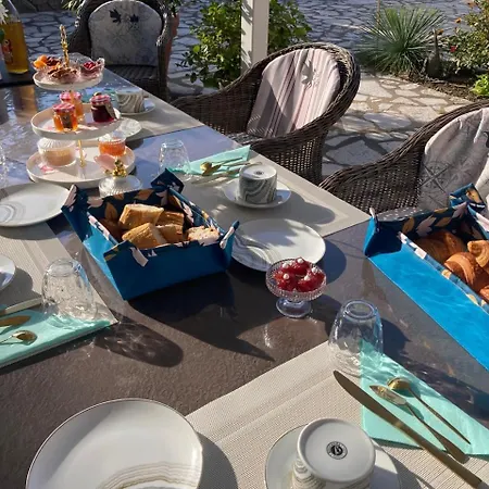 La Villa des Roses Gîte Chambres d'hôtes Piscine chauffée *