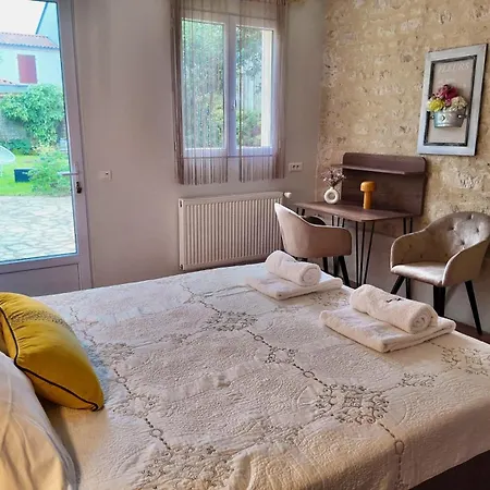 別荘 La Villa Des Roses Gite Chambres D'Hotes Piscine Chauffee Luçon