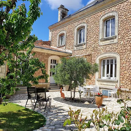 Alojamento de Acomodação e Pequeno-almoço La Villa des Roses Gîte Chambres d'hôtes Piscine chauffée Luçon