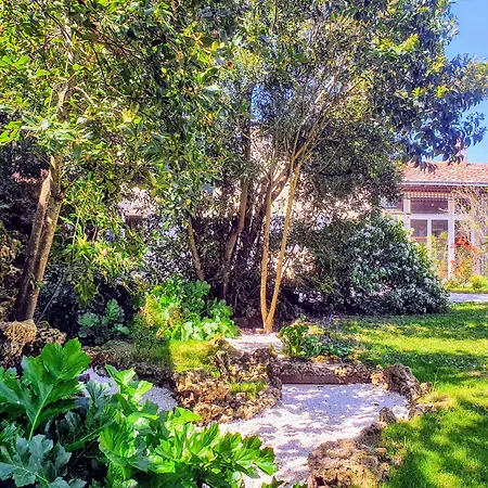 Alojamento de Acomodação e Pequeno-almoço La Villa des Roses Gîte Chambres d'hôtes Piscine chauffée