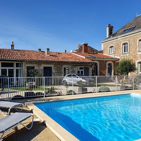 別荘 La Villa Des Roses Gite Chambres D'Hotes Piscine Chauffee Luçon