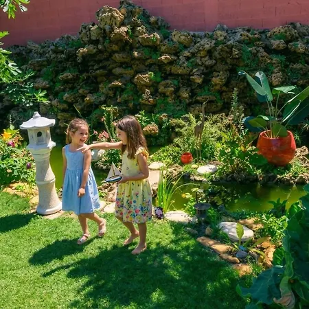 Alojamento de Acomodação e Pequeno-almoço La Villa des Roses Gîte Chambres d'hôtes Piscine chauffée Luçon
