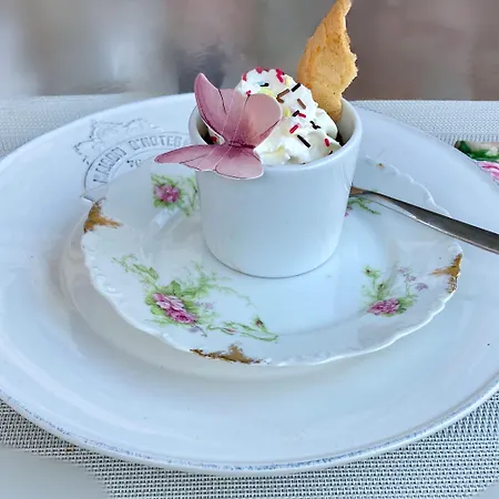 Nocleg ze śniadaniem La Des Roses D'hotes Piscine Chauffee 4*