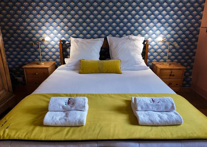 Couette-café La Des Roses D'hôtes Piscine Chauffée 4*