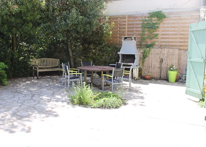 فندق مبيت وإفطار La Des Roses D'hotes Piscine Chauffee 4*