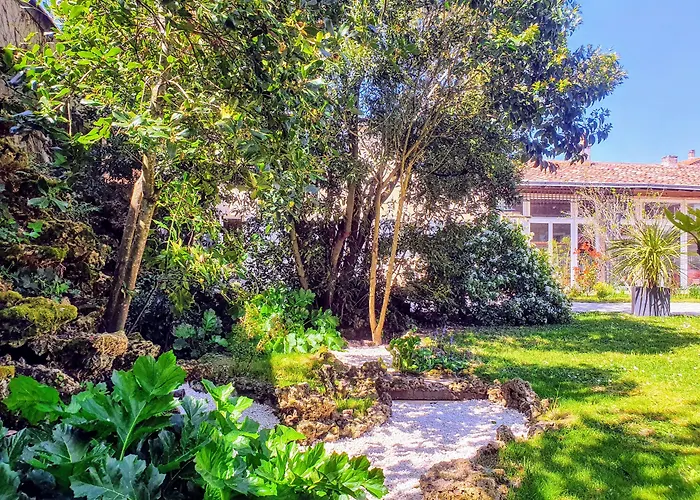 Couette-café La Des Roses D'hôtes Piscine Chauffée