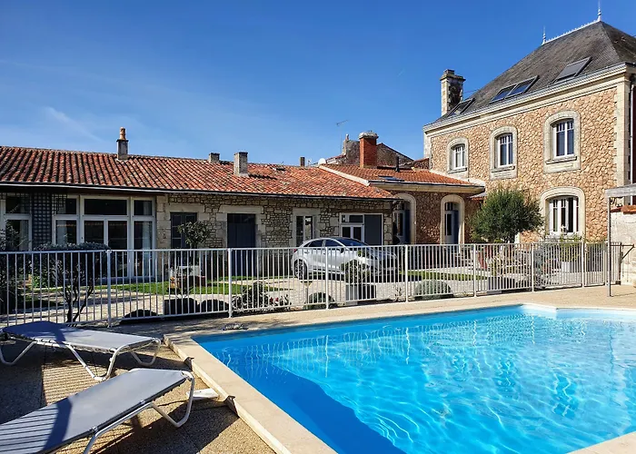 فندق مبيت وإفطار La Des Roses D'hotes Piscine Chauffee Luçon