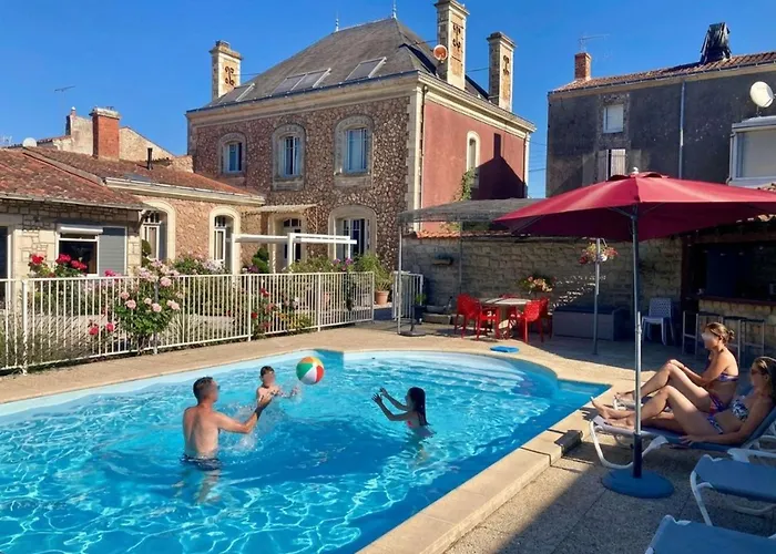 La Des Roses D'hôtes Piscine Chauffée Couette-café Luçon